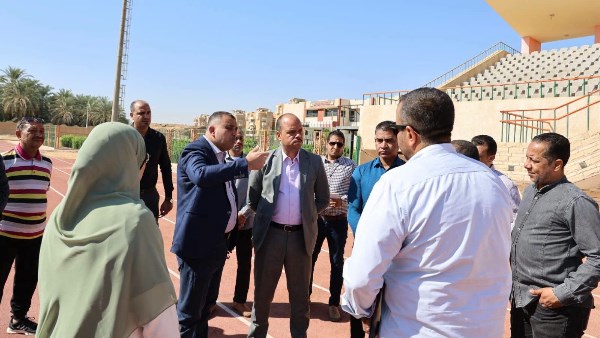 نائب محافظ الوادي الجديد يتفقّد الإستاد الرياضي ومركز شباب الخارجة