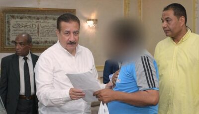 قبل بدء العام الدراسي.. محافظ بورسعيد يرسم بسمة على وجوه أولياء الأمور بعد توزيع حقائب وزي مدرسي ضمن «لقاءات الخير»|صور