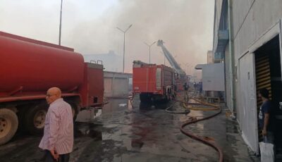 انتداب المعمل الجنائي لفحص أسباب حريق ساحة تخزين كرتون في العبور