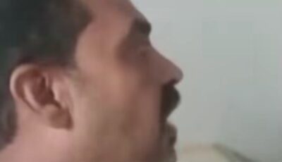أمي عايزة تضحي بيا.. فيديو متداول لشخص يعتدي على والدته وبحوزته سلاح أبيض